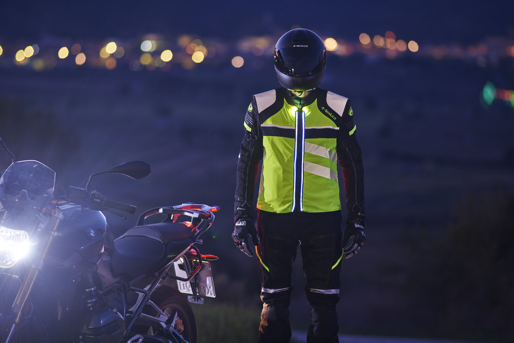 Leuchtende Motorradkleidung für mehr Sicherheit auf der Straße